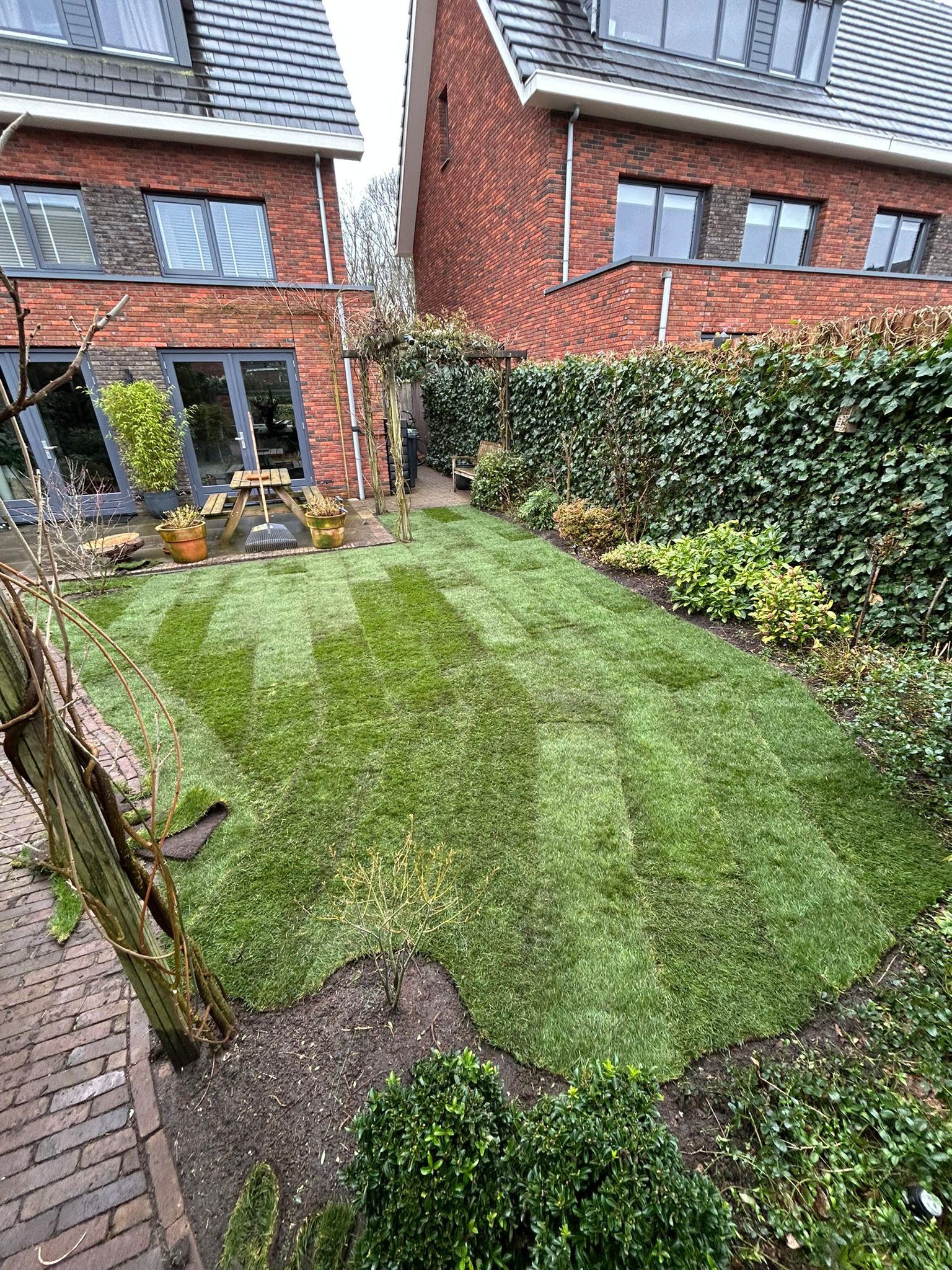 Nieuw gazon aangelegd met graszoden