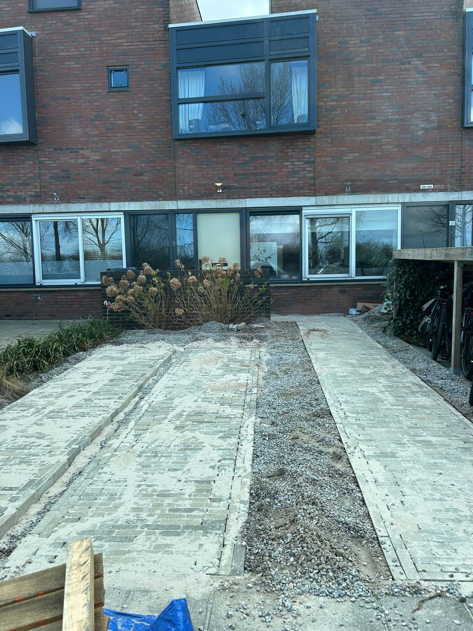 Bestratingproject met klinkers en grindstroken