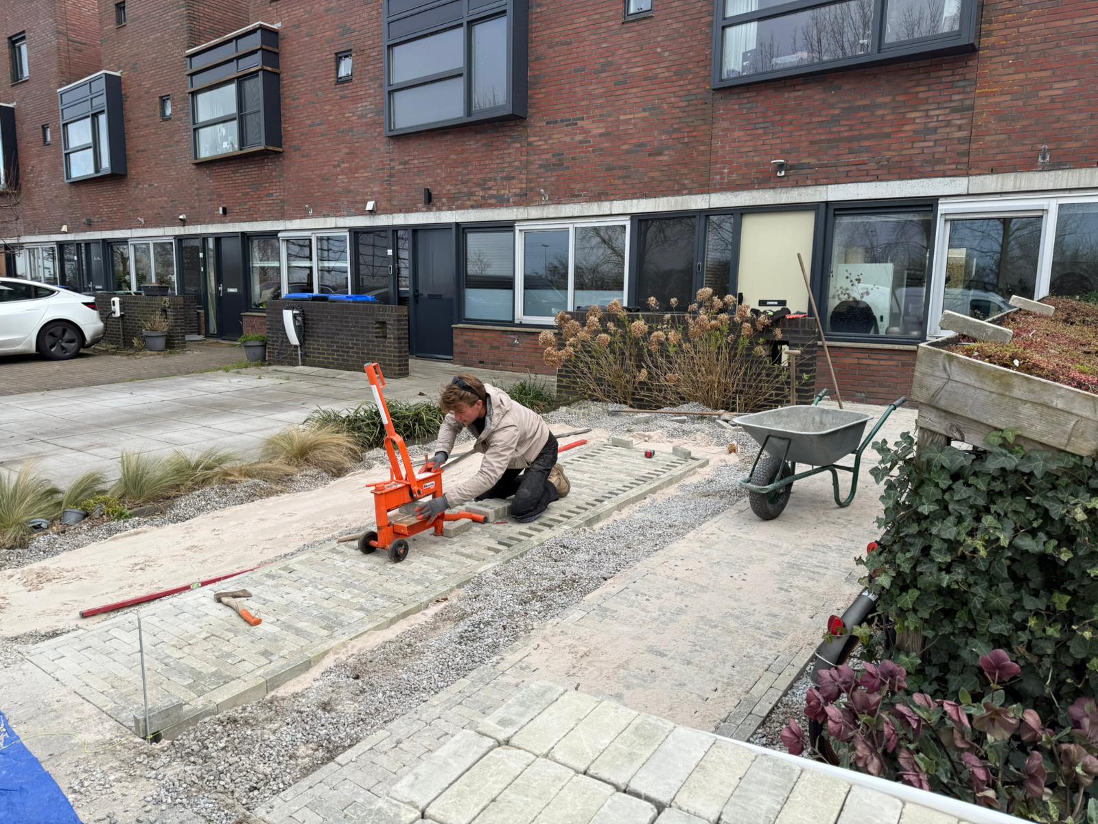 Bestrating aanleggen met klinkers en grind