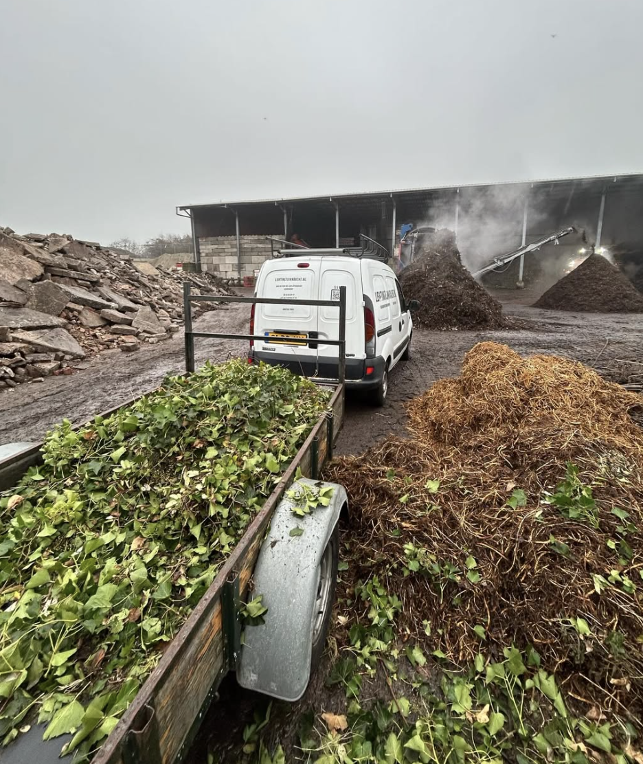 Lenting Tuinkracht bedrijfswagen bij compostlocatie voor groenafval