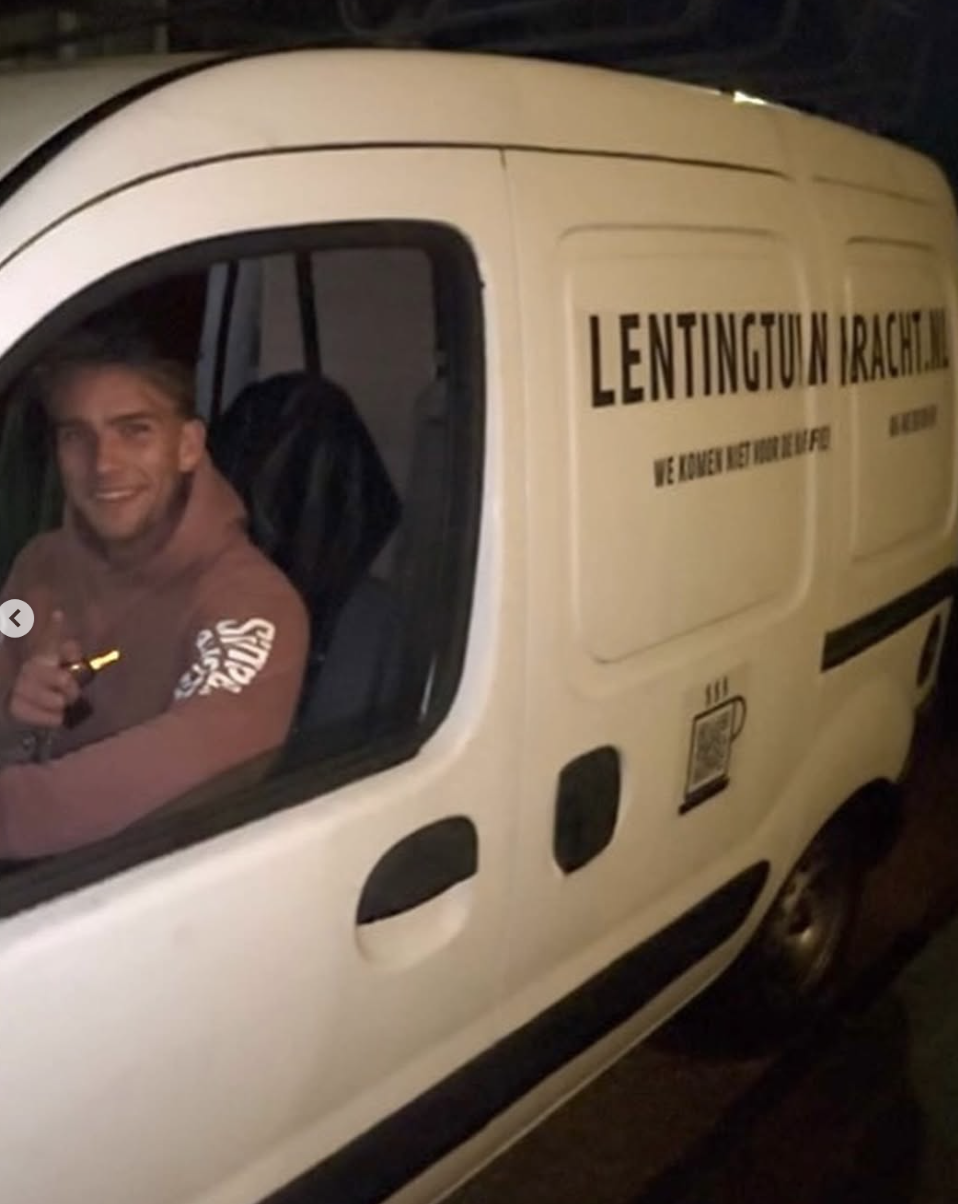 Sil Lenting in de bedrijfswagen van Lenting Tuinkracht